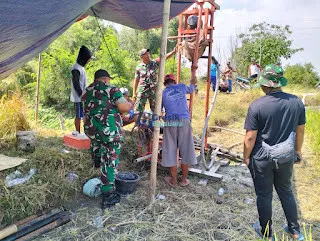 TNI Manunggal Air, Babinsa Koramil 0812/25 Sarirejo Dampingi Pembuatan Sumur Bor untuk Warga yang Kesulitan Air Bersih.