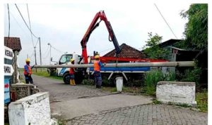 Sigap dan Tanggap! PLN Gerak Cepat Amankan Tiang Listrik Miring Usai Terima Laporan Warga