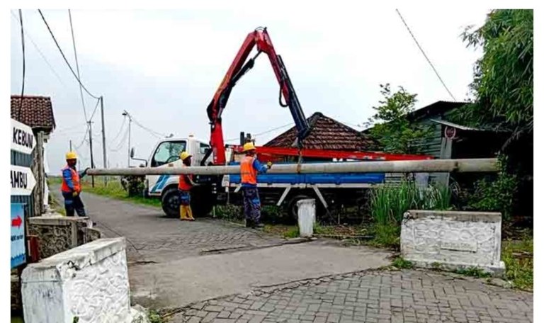 Sigap dan Tanggap! PLN Gerak Cepat Amankan Tiang Listrik Miring Usai Terima Laporan Warga