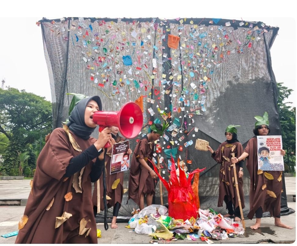 Mikroplastik Kontaminasi Aliran Darah Ibu-Ibu di Gresik